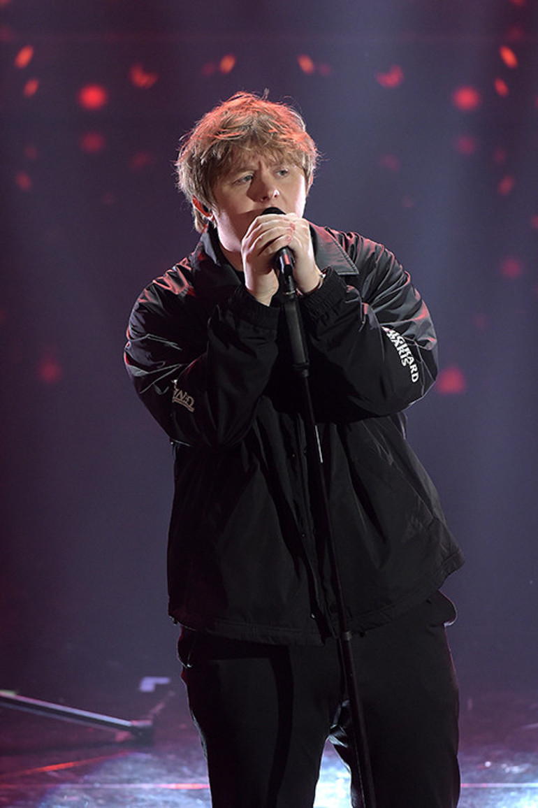 Ağzı açıktı ama şarkısını söyleyemiyordu...Kafasıyla tuhaf hareketler yapmaya başladı: Bu hastalık yüzünden müziği bırakabilirim