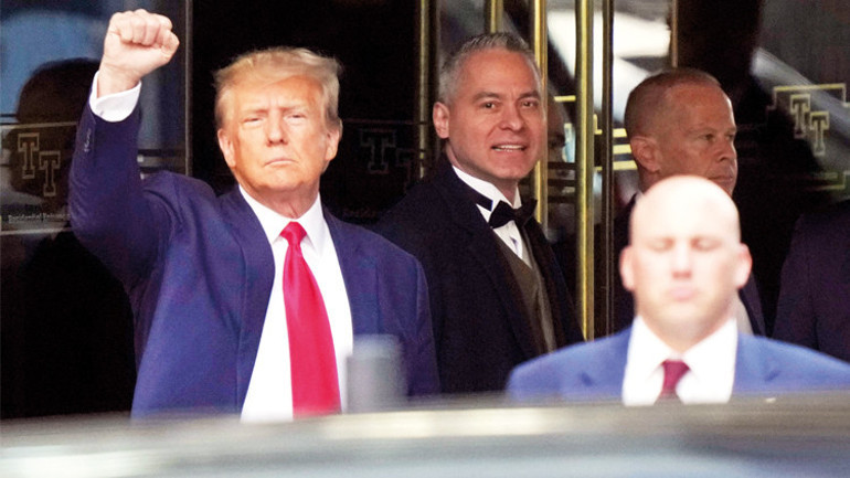 Eski Başkan Trump sanık sandalyesinde