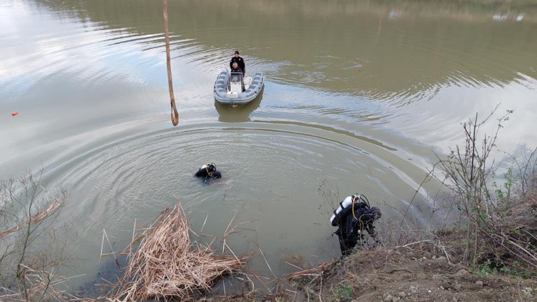 Samsunda araç gölete uçtu: 2 ölü