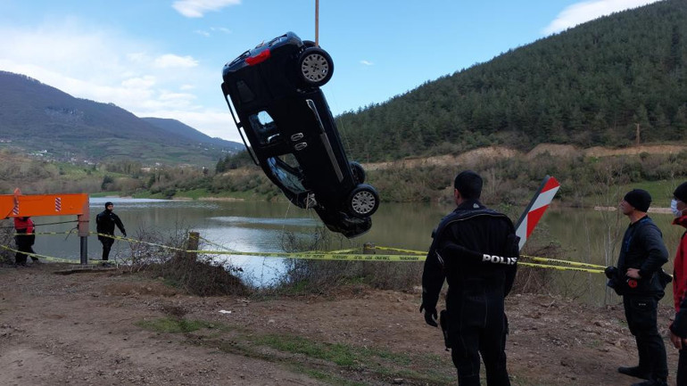 Samsunda araç gölete uçtu: 2 ölü