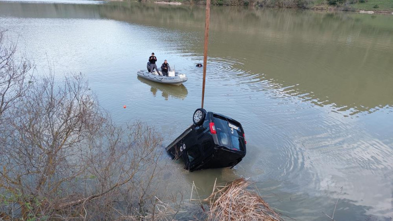Samsunda araç gölete uçtu: 2 ölü
