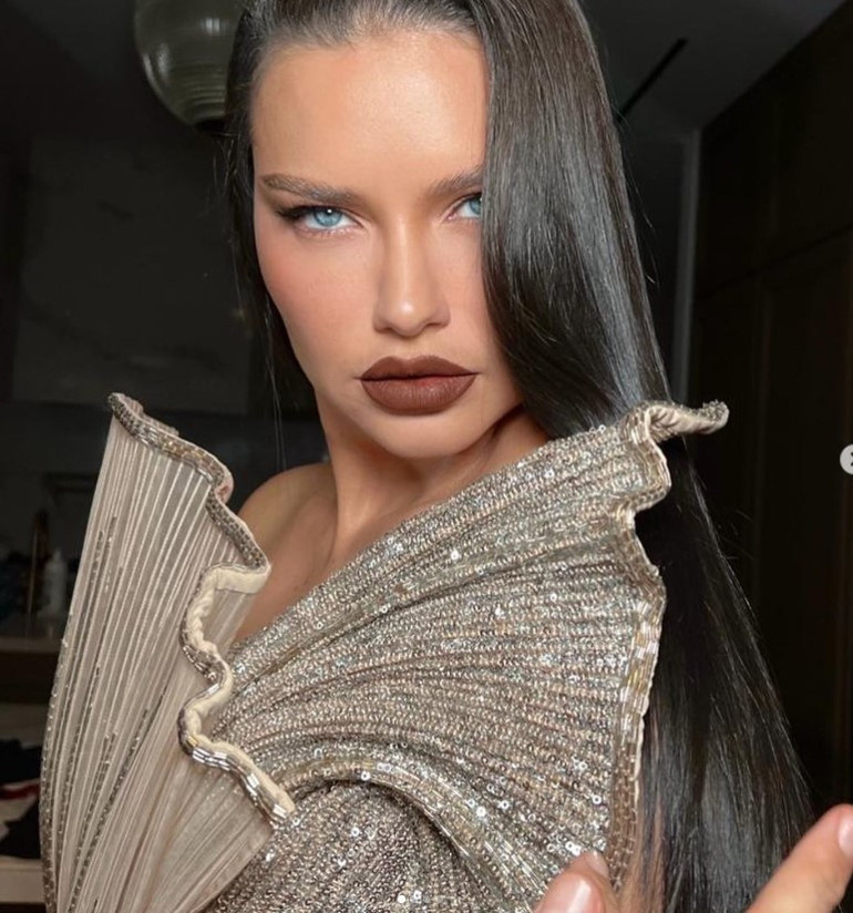 Aldığı kilolarla gündem olmuştu: Adriana Lima yeniden Victoria’s Secret meleği olacak