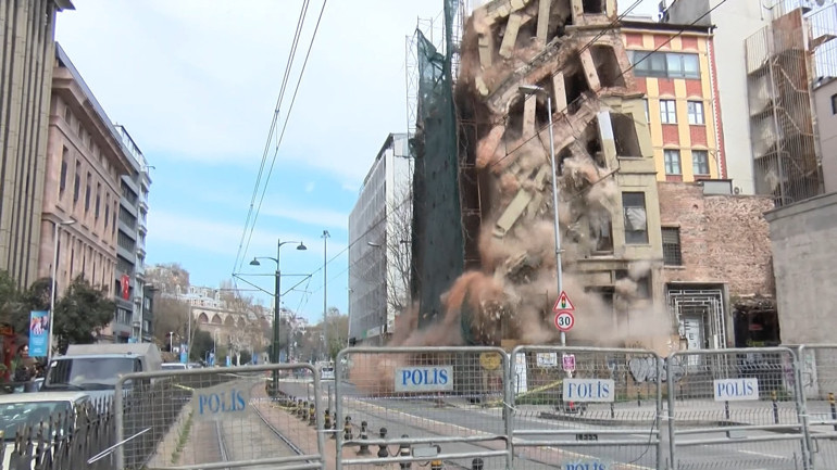 Karaköydeki 5 katlı metruk bina çöktü