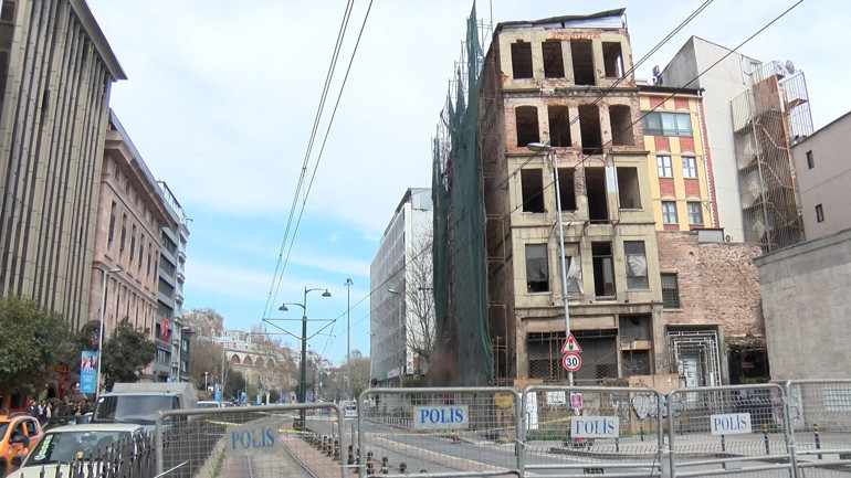 Karaköydeki 5 katlı metruk bina çöktü