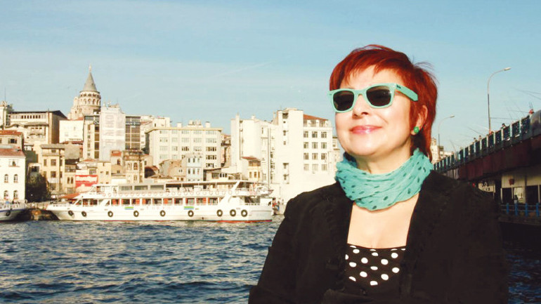 ‘Çok satanlar’ın ünlü yazarı Buket Uzuner: Bana tüm bu romanları yazdıran DNA aşkıdır
