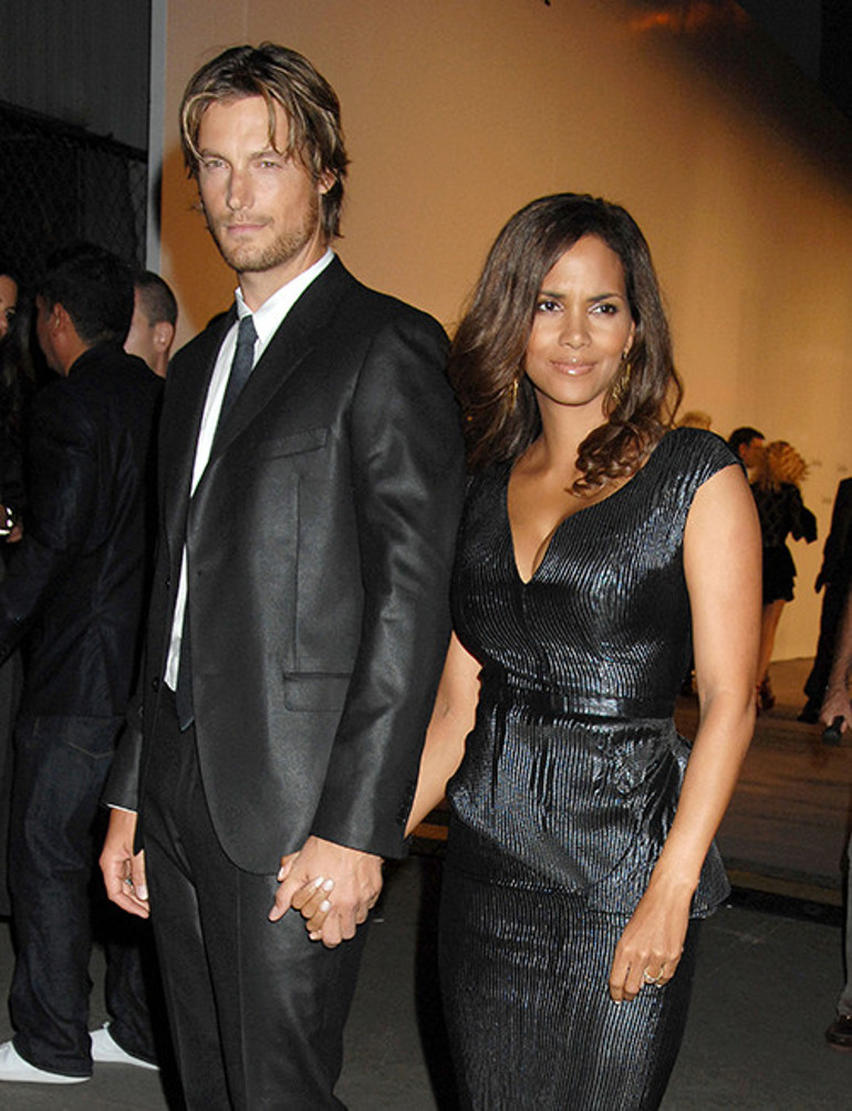 Sen misin o paylaşımı yapan Torunlarınla oynayacağına çıplak pozlar veriyorsun