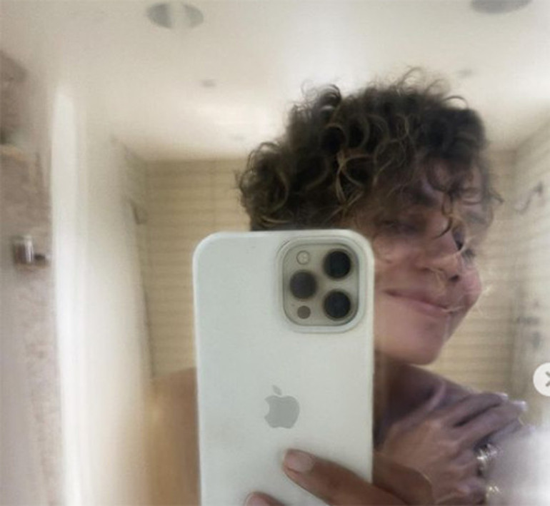 Sen misin o paylaşımı yapan Torunlarınla oynayacağına çıplak pozlar veriyorsun