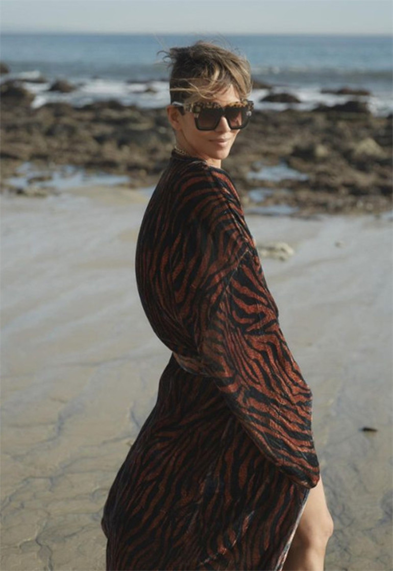 Sen misin o paylaşımı yapan Torunlarınla oynayacağına çıplak pozlar veriyorsun