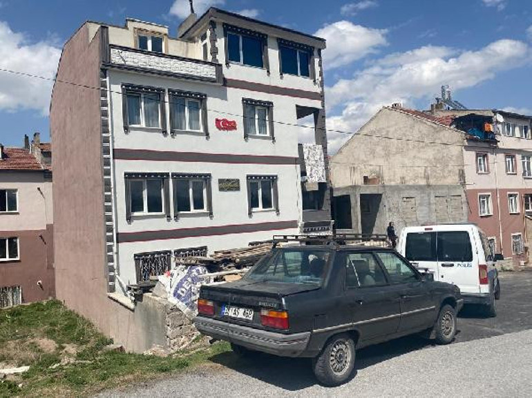 Evinde ölü bulunan 2 çocuk annesi, son yolculuğuna uğurlandı