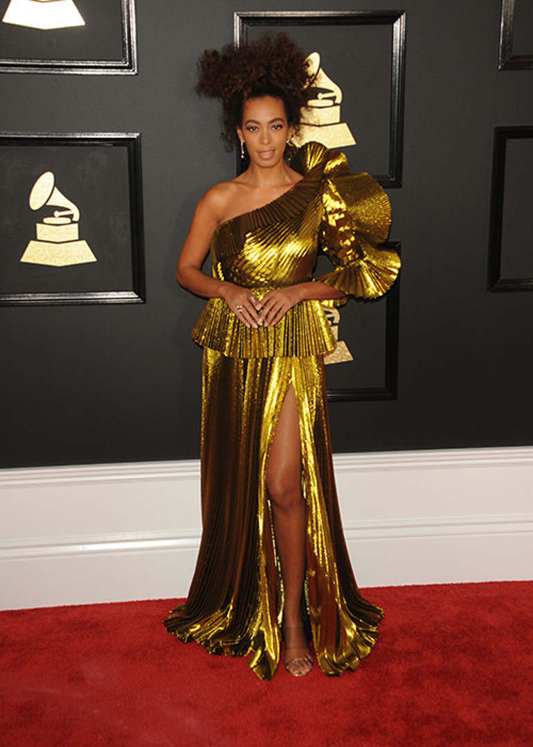 Ünlü oyuncu 19 yaşında nişanlandı, tartışma çıktı: Ben o yaşta evden bile çıkamıyordum