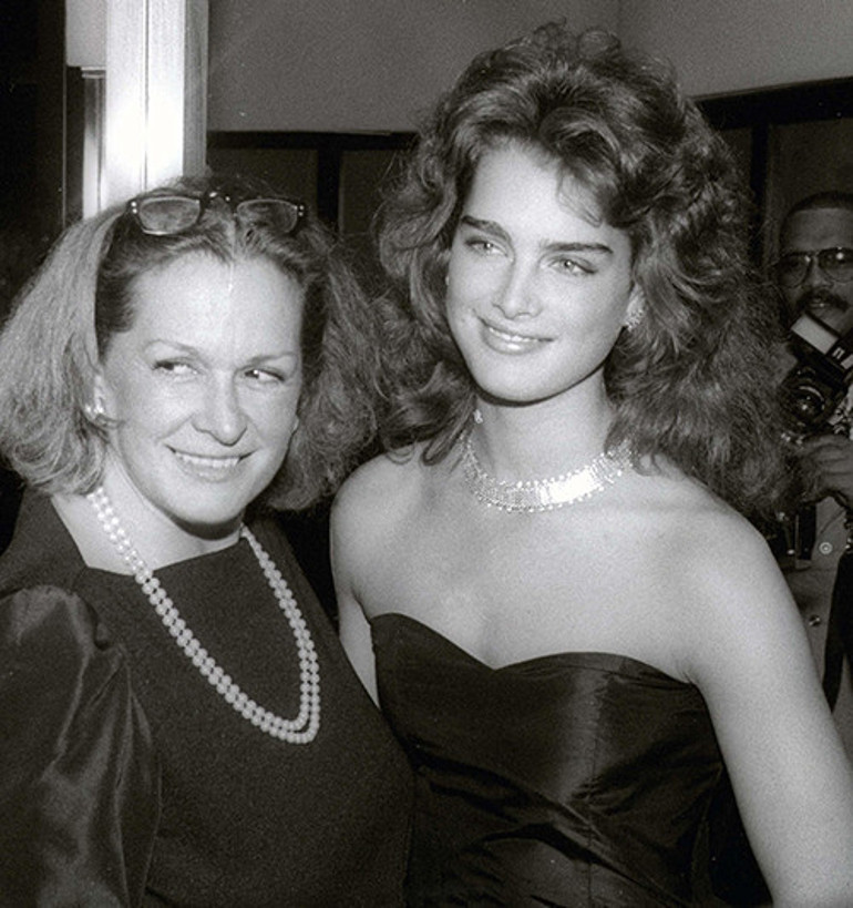 İtirafları bitmek bilmiyor: Annem, benim erkek arkadaşlarımla flört ederdi