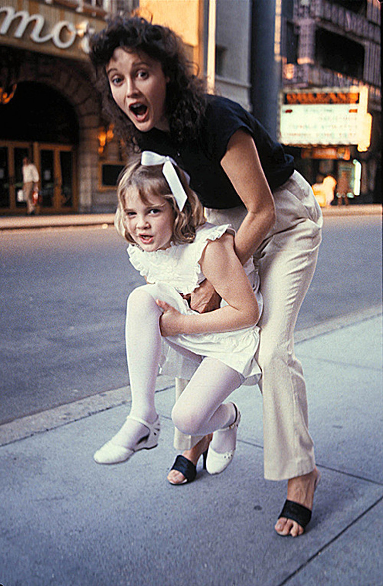 İtirafları bitmek bilmiyor: Annem, benim erkek arkadaşlarımla flört ederdi