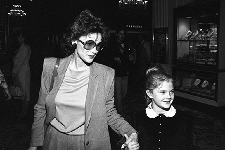 İtirafları bitmek bilmiyor: Annem, benim erkek arkadaşlarımla flört ederdi