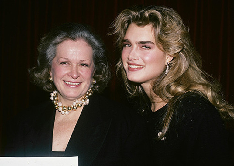 İtirafları bitmek bilmiyor: Annem, benim erkek arkadaşlarımla flört ederdi