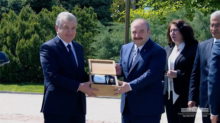 Bakan Varank, Özbekistan Cumhurbaşkanına teslim etti: Türkiye’nin otomobili tüm dünyada ses getirecek