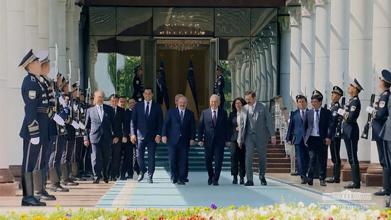 Bakan Varank, Özbekistan Cumhurbaşkanına teslim etti: Türkiye’nin otomobili tüm dünyada ses getirecek
