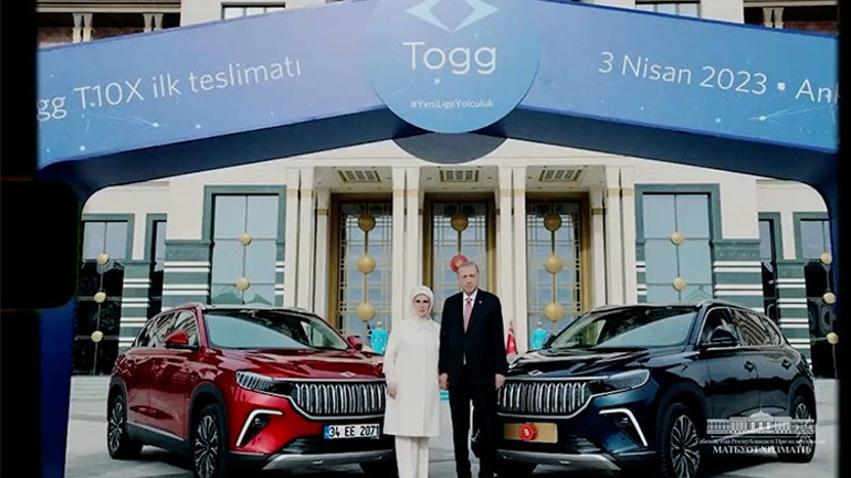 Bakan Varank, Özbekistan Cumhurbaşkanına teslim etti: Türkiye’nin otomobili tüm dünyada ses getirecek
