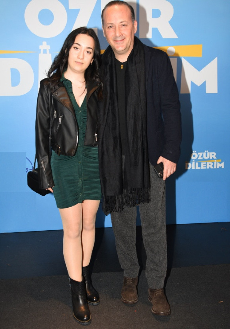 Ünlü oyuncudan  17 günlük oğlu ile ilk poz