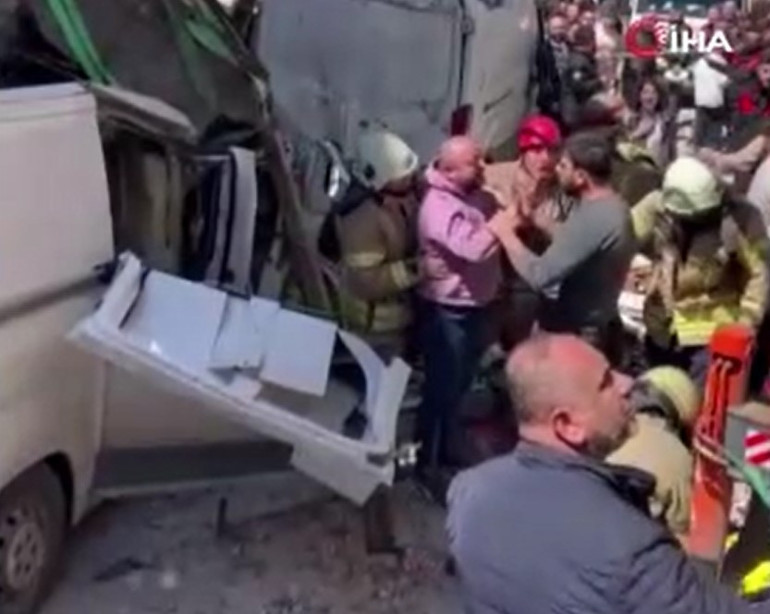 Güngörende metruk binada çökme Enkazın altında kalan bir kişi yaralı olarak kurtarıldı