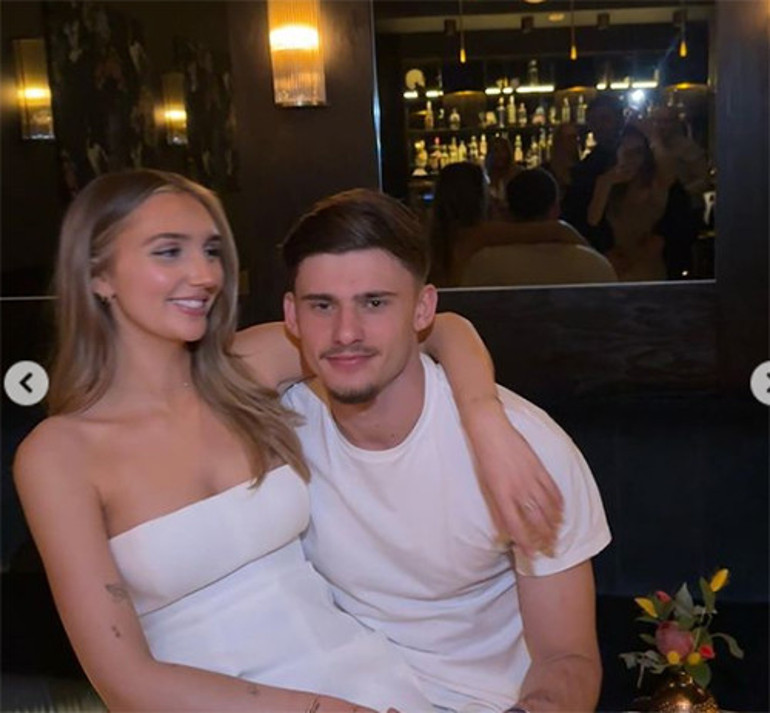 Teyzesine özendi, futbolcu sevgili buldu