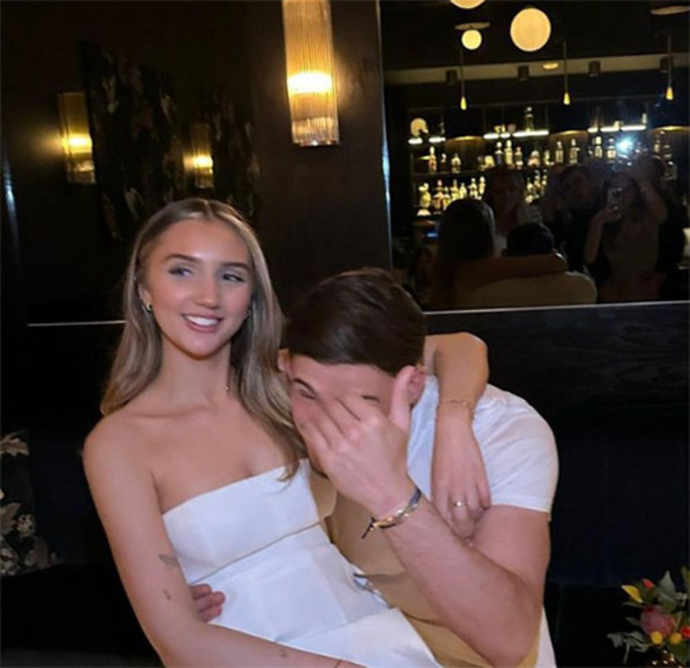 Teyzesine özendi, futbolcu sevgili buldu