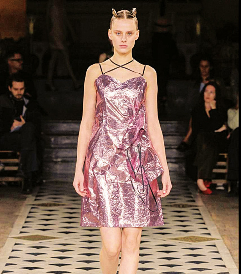 Metalik ışıltının her tonu bu bahar çok moda