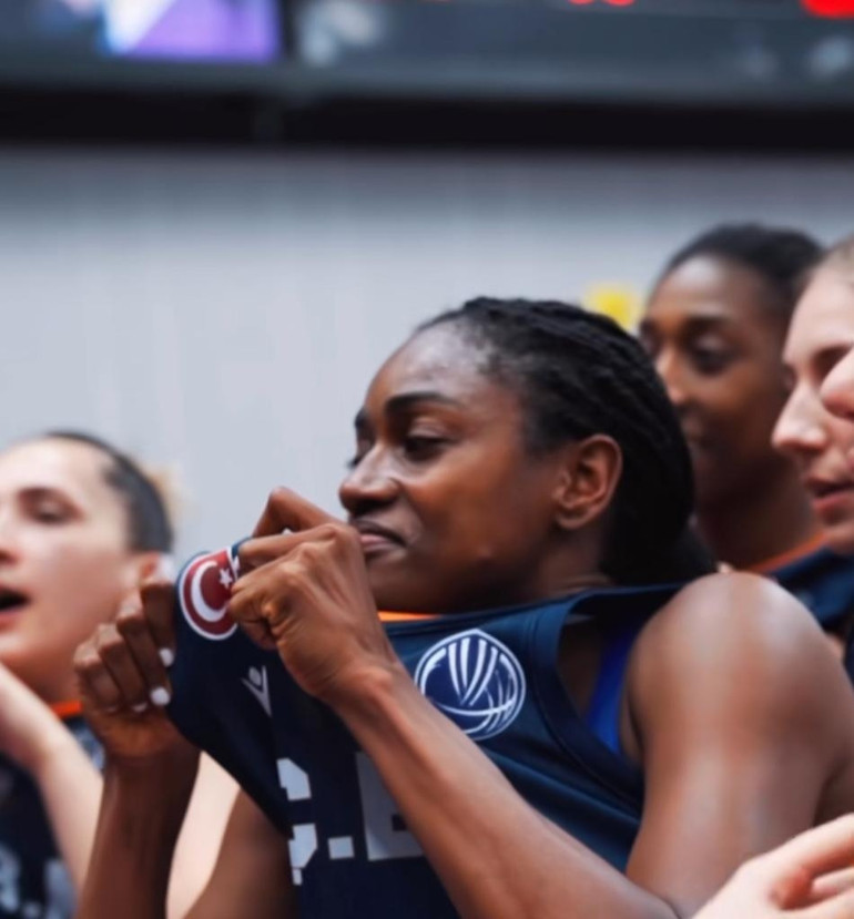 Prag’da skandal olay Euroleaguede finale yükselen Çukurova Basketbolun Türk bayraklı sevinci engellendi