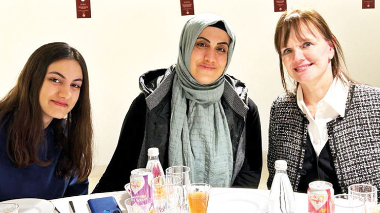 Depremzede ve hayırseverlerle kardeşlik sofrasında buluştu