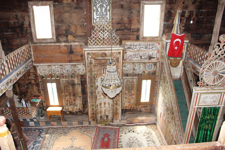 4 asırlık ahşap camideki 5.19’u gösteren saatin sırrı çözülemedi