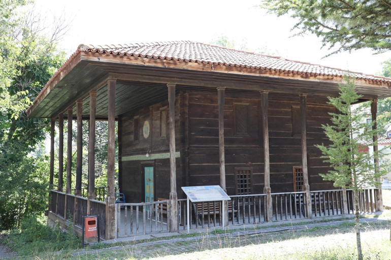 4 asırlık ahşap camideki 5.19’u gösteren saatin sırrı çözülemedi