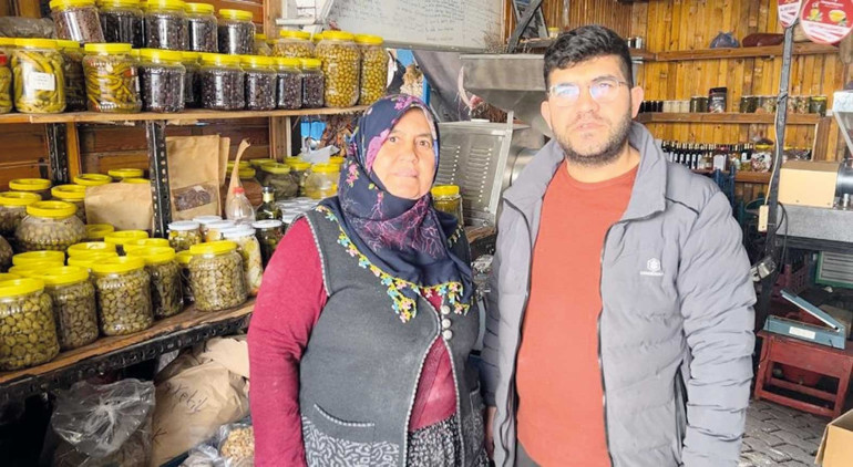 Öğrenci evinden dünyaya açılıyor