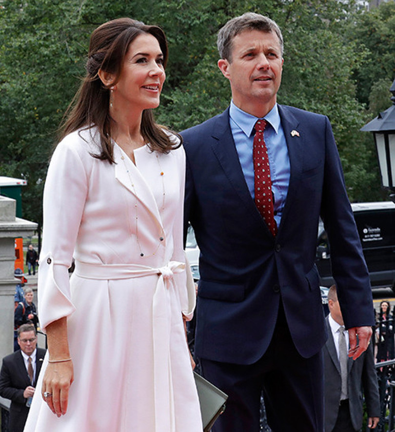 Gülmeyi bile kursta öğrenmişti: Charlesın en özel konuğu: Uzak akrabanın gelini