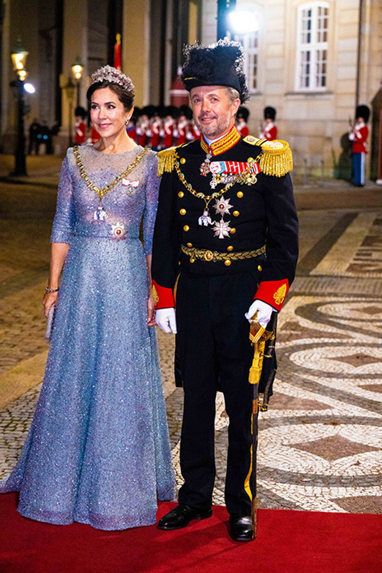 Gülmeyi bile kursta öğrenmişti: Charlesın en özel konuğu: Uzak akrabanın gelini