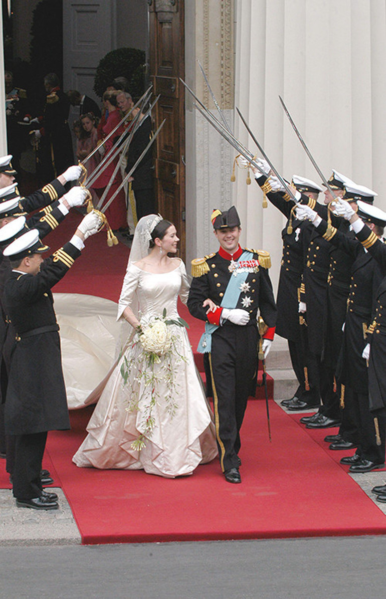 Gülmeyi bile kursta öğrenmişti: Charlesın en özel konuğu: Uzak akrabanın gelini