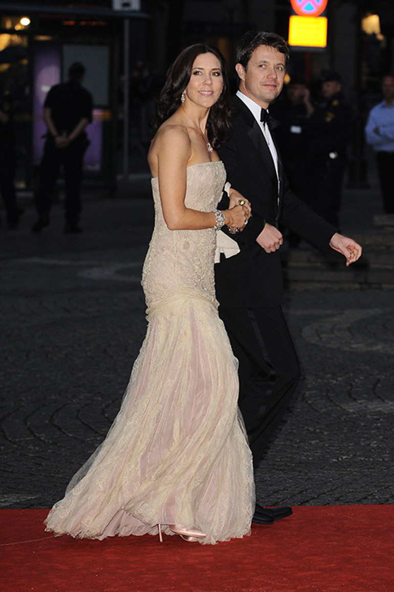 Gülmeyi bile kursta öğrenmişti: Charlesın en özel konuğu: Uzak akrabanın gelini