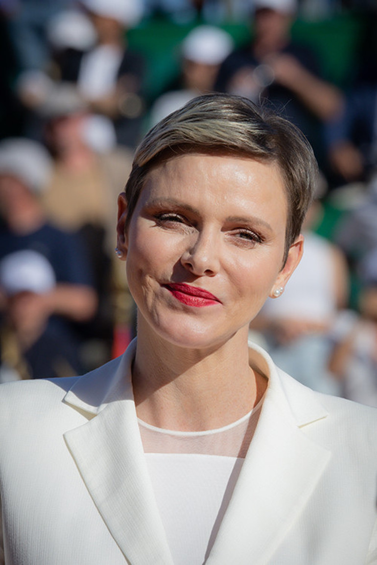 Gülmeyi bile kursta öğrenmişti: Charlesın en özel konuğu: Uzak akrabanın gelini