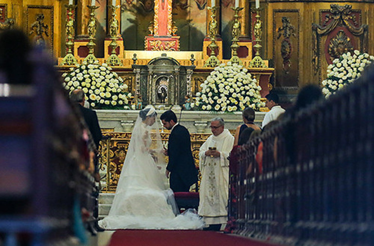 Gelin alayı sokaktan geçti: Ünlü yazarın büyük mutluluğu