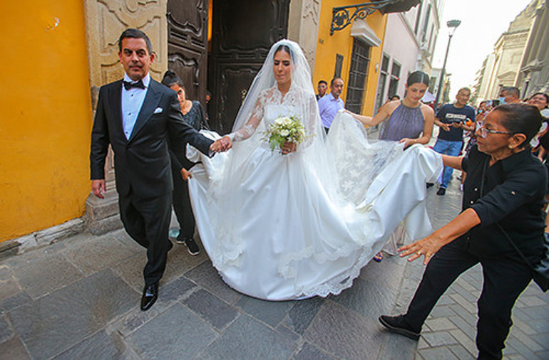 Gelin alayı sokaktan geçti: Ünlü yazarın büyük mutluluğu