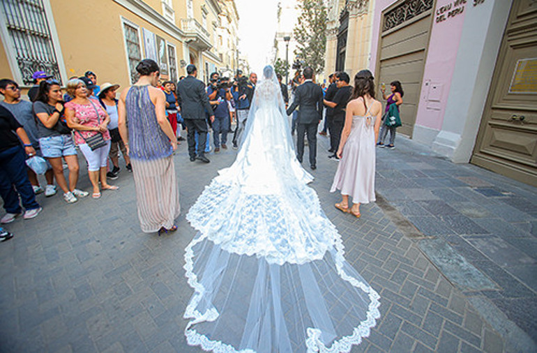 Gelin alayı sokaktan geçti: Ünlü yazarın büyük mutluluğu