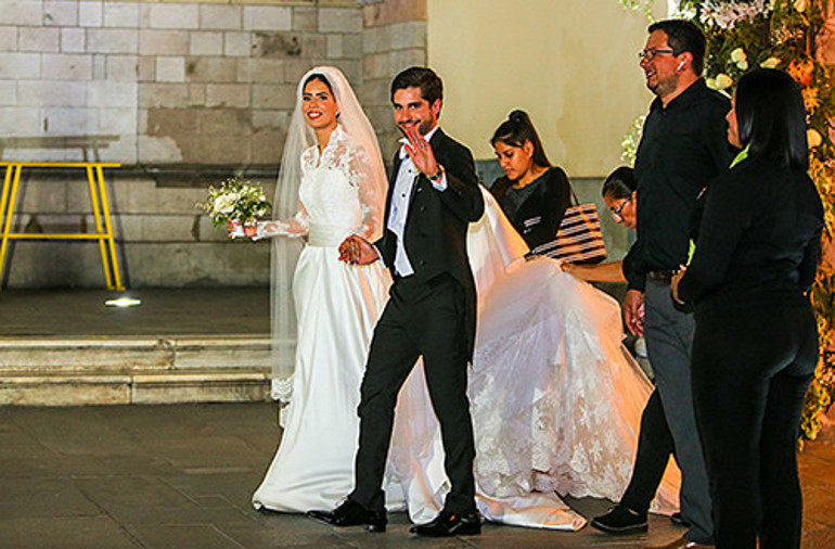 Gelin alayı sokaktan geçti: Ünlü yazarın büyük mutluluğu