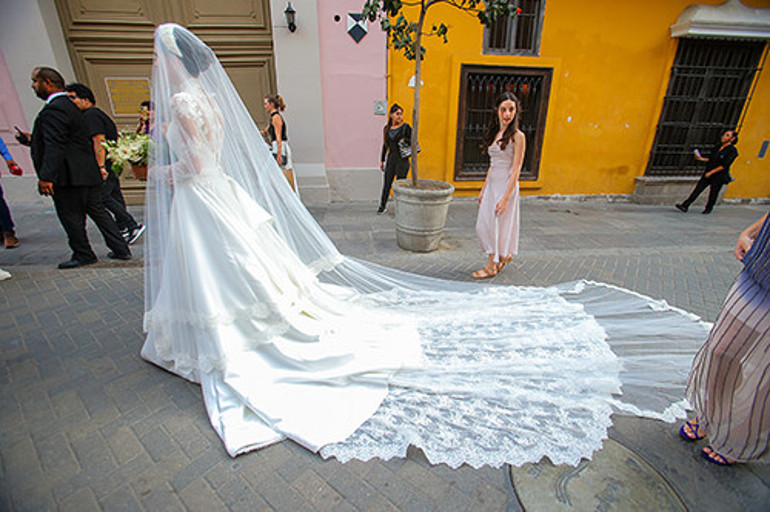 Gelin alayı sokaktan geçti: Ünlü yazarın büyük mutluluğu