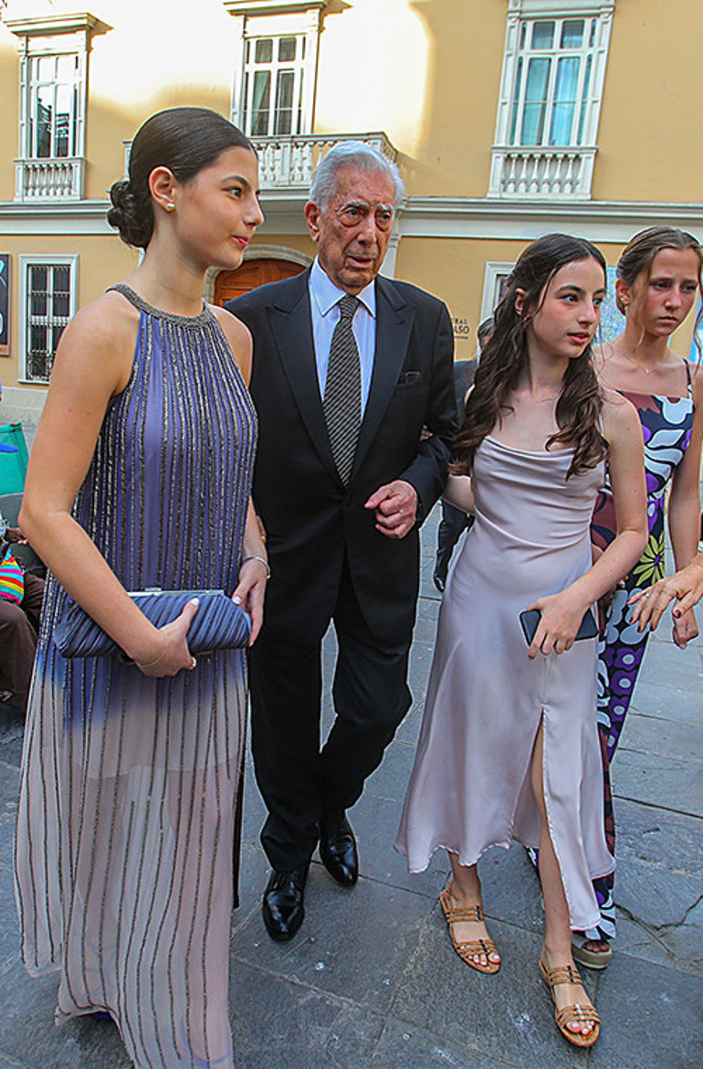 Gelin alayı sokaktan geçti: Ünlü yazarın büyük mutluluğu