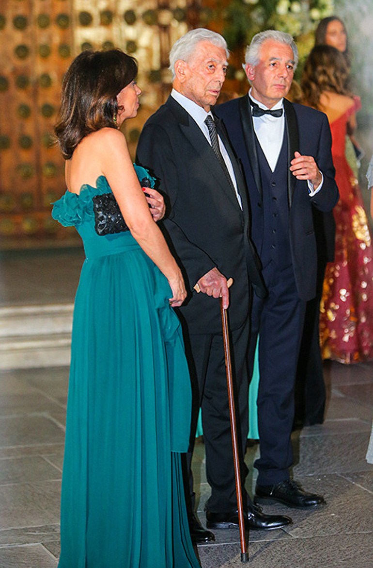 Gelin alayı sokaktan geçti: Ünlü yazarın büyük mutluluğu