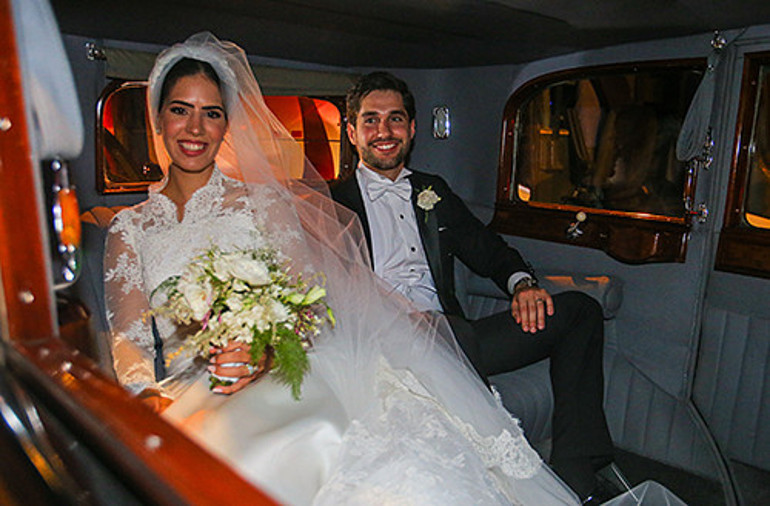 Gelin alayı sokaktan geçti: Ünlü yazarın büyük mutluluğu