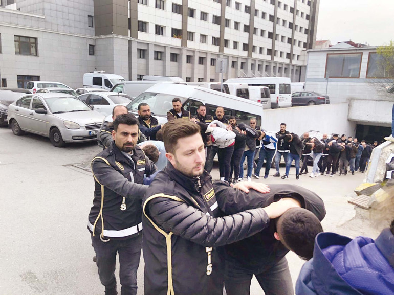 Çete cephaneliği emniyette sergilendi... 139 kişi adliyeye sevk edildi