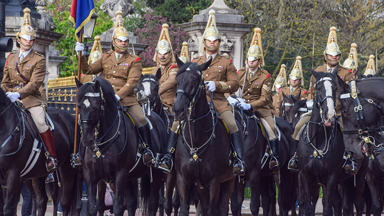 Bir baba oğlu için daha ne yapsın Kral Charles’tan oğlu Harry ve gelini Meghan’a son kez zeytin dalı