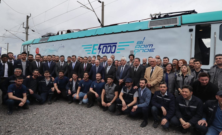 100 yıllık hasret sona erdi: Yerli anahat lokomotifi raylara indi
