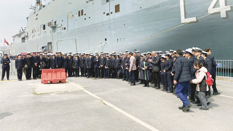Sarayburnu’nda denizcilerin gururu ziyaretçi akınına uğruyor: TCG Anadolu’da 3 saat