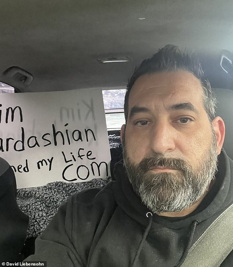 Evsiz adam elinde bu pankartla sokakları geziyor: Kim Kardashian hayatımı mahvetti