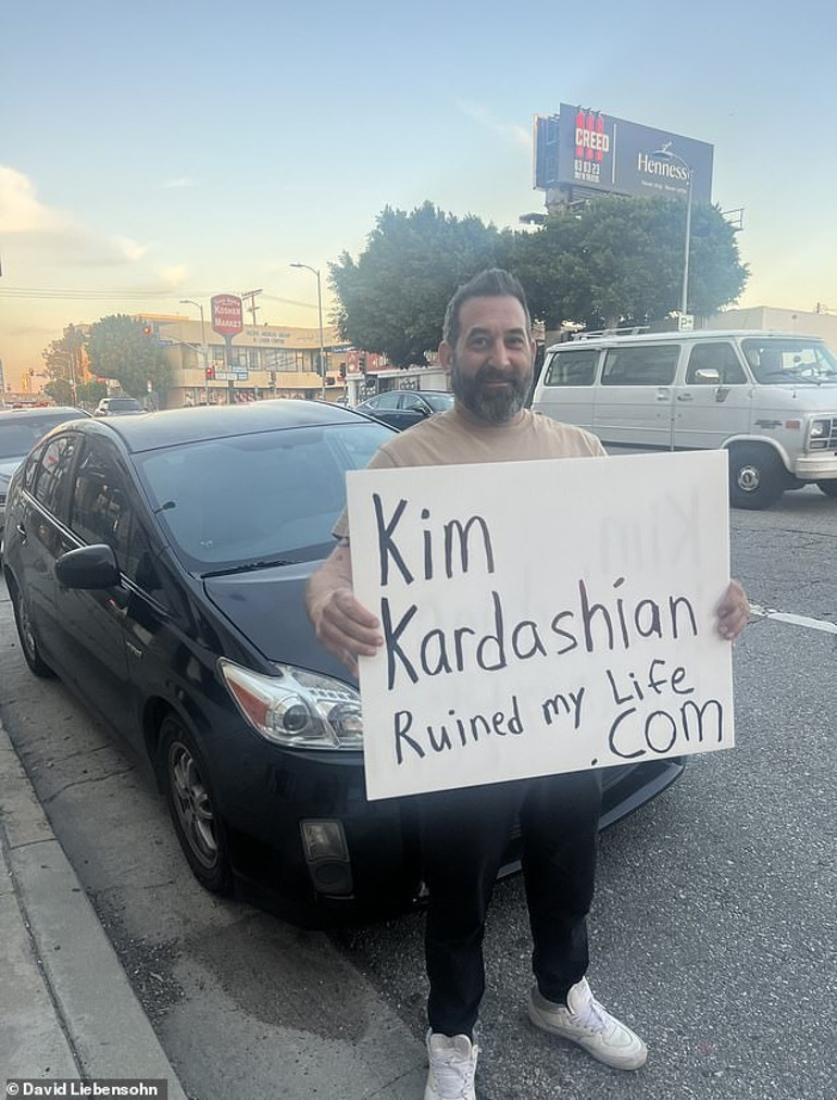 Evsiz adam elinde bu pankartla sokakları geziyor: Kim Kardashian hayatımı mahvetti